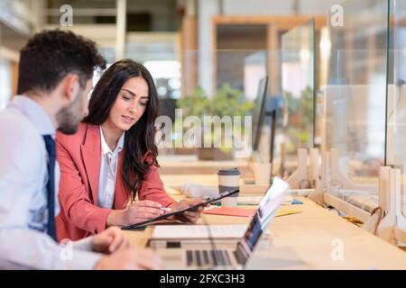 Männliche und weibliche Unternehmer diskutieren über die Geschäftsstrategie im Büro Stockfoto