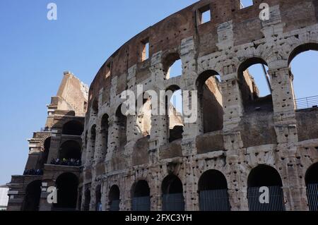 ROM, ITALIEN - 18. März 2012: Das antike Kolosseum von Rom von außen Stockfoto