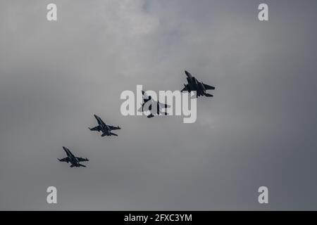 Montreal, Quebec, Kanada - 05 26 2021: NORAD-Übung in Montreal. Die USAF und RCAF üben gemeinsam im Stadtgebiet von Montreal. 2 F18 und 2 F15. Stockfoto