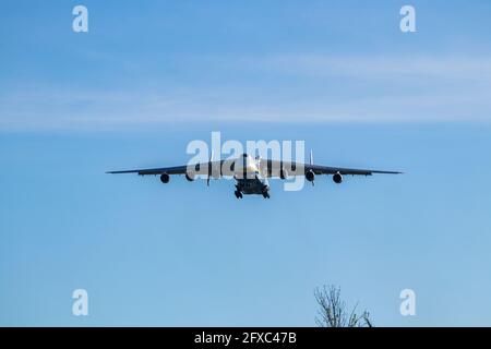 Mirabel, Quebec, Kanada - 05 24 2020: Die Antonov AN225 landet auf dem internationalen flughafen Mirabel. Mitnahme von medizinischem Material zu Beginn des COVID Stockfoto