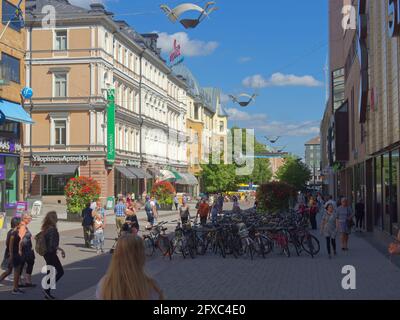 Menschen, die auf der Fußgängerzone vor dem Stockmann-Kaufhaus in Yliopistonkatu, Turku, Finnland, spazieren gehen. Stockfoto