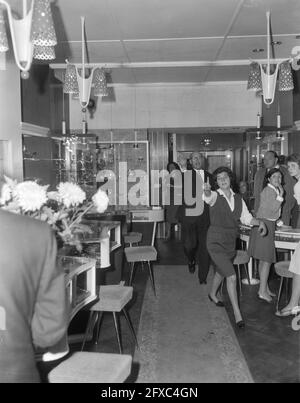 Schmuckraub in Amsterdam am Heiligeweg, der Laden kurz nach Raub rechts das Personal noch sehr nervös, 26. September 1964, PERSÖNLICH, Geschäfte, Niederlande, Presseagentur des 20. Jahrhunderts, Foto, Nachrichten zum erinnern, Dokumentarfilm, historische Fotografie 1945-1990, visuelle Geschichten, Menschliche Geschichte des zwanzigsten Jahrhunderts, Momente in der Zeit festzuhalten Stockfoto