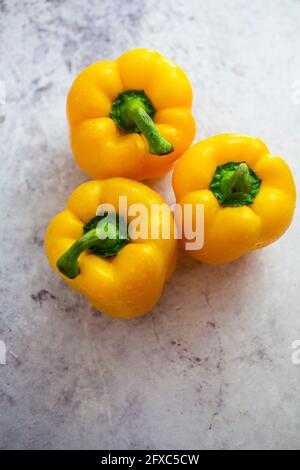Studioaufnahme von drei gelben Paprika Stockfoto