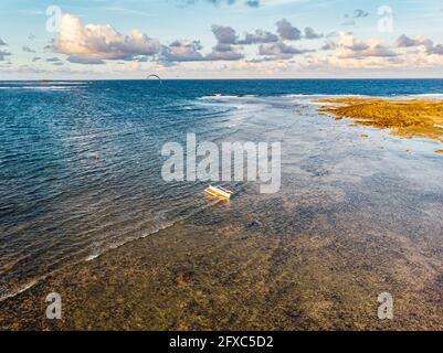 Drohnenansicht der Küste der Siargao Insel mit einsamen Kitesurfer im Hintergrund Stockfoto