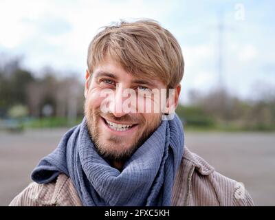 Glücklicher, hübscher Mann mit Schal Stockfoto