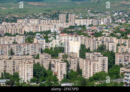 Wohngebiet von Tiflis, mehrstöckige Gebäude in Gldani und Mukhiani. Georgien Stockfoto