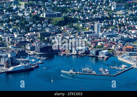 Norwegen, Troms Og Finnmark, Tromso, Hafen der Küstenstadt vom Fjellstua-Aussichtspunkt aus gesehen Stockfoto
