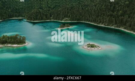 Kleine Inseln und Küste von Eibsee, Bayern, Deutschland Stockfoto