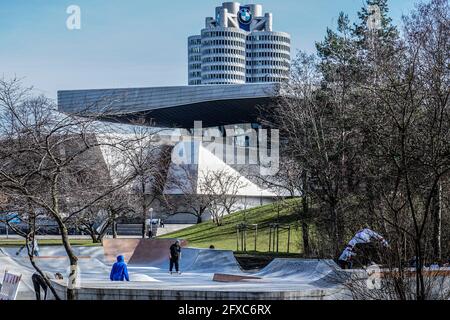 Junge Skater auf einem Skaterplatz in München, im Hintergrund der BMW Wolkenkratzer Stockfoto