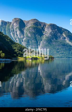 Bergspiegelung im sauberen Wasser des Eid Fjord Stockfoto