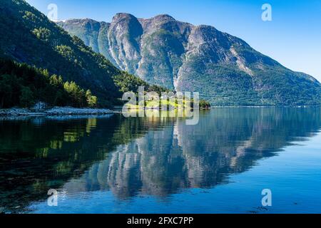 Bergspiegelung im sauberen Wasser des Eid Fjord Stockfoto