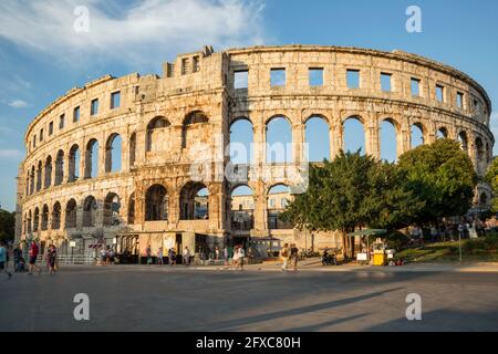 Kroatien, Istrien, Pula, Straße vor dem Amphitheater der Pula Arena Stockfoto