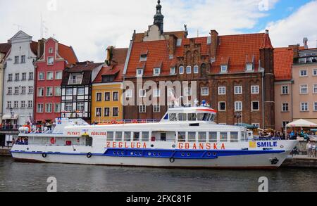 DANZIG, POLEN - 21. Sep 2015: Touristenboot Zegluga auf einem Fluss im Stadtzentrum Stockfoto