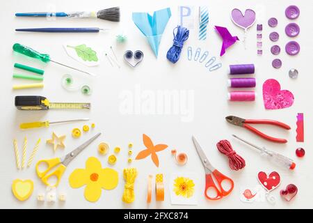 Bunte Anordnung von verschiedenen Werkzeugen und Nähgegenständen Stockfoto