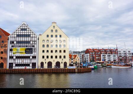 DANZIG, POLEN - 22. Sep 2015: Gebäudereihe am Fluss Motlawa im Stadtzentrum Stockfoto