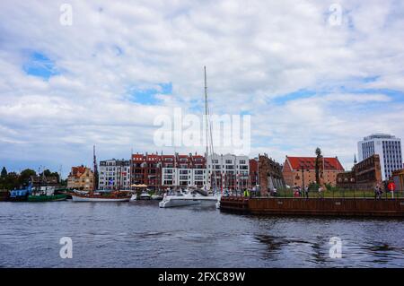 DANZIG, POLEN - 22. Sep 2015: Gebäude am Fluss Motlawa im Stadtzentrum Stockfoto