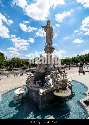 Österreich, Wien, Pallas-Athene-Brunnen an sonnigen Tagen Stockfoto