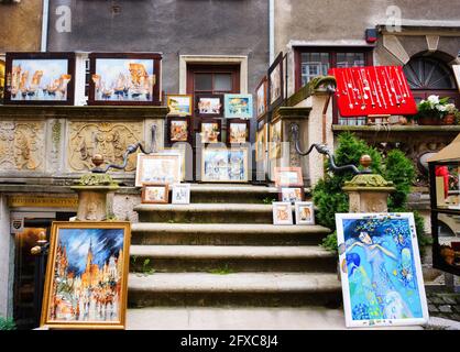 GDANSK, POLEN - 22. Sep 2015: GDANSKKunstmalausstellung vor einem Gebäude Stockfoto