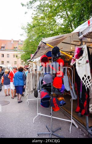 DANZIG, POLEN - 22. Sep 2015: Kleidung und Hüte zum Verkauf auf einem Markt Stockfoto