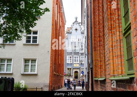 DANZIG, POLEN - 21. Sep 2015: Kleine Innenstraße im Stadtzentrum Stockfoto