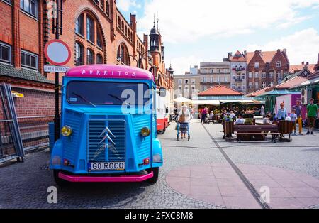 DANZIG, POLEN - 21. Sep 2015: Blauer Purritos-Bus im Stadtzentrum Stockfoto