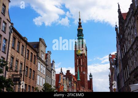 DANZIG, POLEN - 21. Sep 2015: Hohe Kathedrale mit Uhr im Stadtzentrum Stockfoto