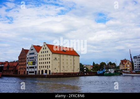 DANZIG, POLEN - 22. Sep 2015: Gebäude am Fluss Motlawa im Stadtzentrum Stockfoto