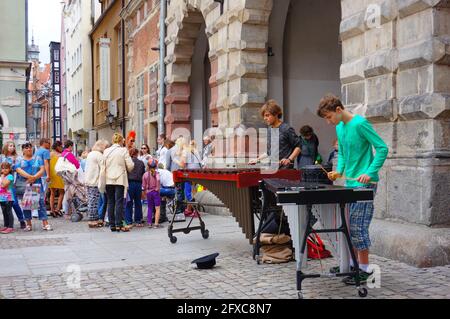 DANZIG, POLEN - 22. Sep 2015: Zwei junge Männer spielen im Stadtzentrum Instrumente Stockfoto