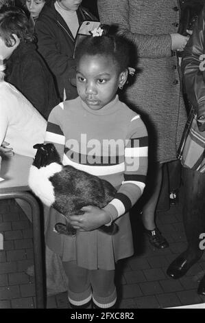 Kinder mit ihren Tieren auf der Savoyer Kleintierausstellung im RAI, Mädchen mit Kaninchen, 22. November 1972, TIERE, Kinder, Niederlande, Foto der Presseagentur des 20. Jahrhunderts, Nachrichten zum erinnern, Dokumentarfilm, historische Fotografie 1945-1990, visuelle Geschichten, Menschliche Geschichte des zwanzigsten Jahrhunderts, Momente in der Zeit festzuhalten Stockfoto