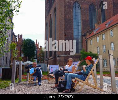 DANZIG, POLEN - 22. Sep 2015: Menschen entspannen sich auf Liegestühlen im Stadtzentrum Stockfoto