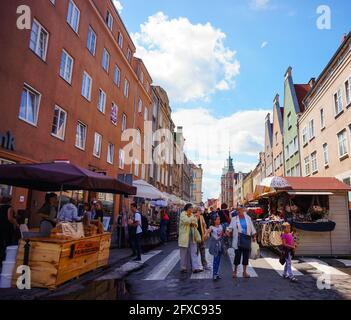 DANZIG, POLEN - 21. Sep 2015: DANZIG, POLEN - 29. JULI 2015: Menschen gehen auf der Straße auf einem traditionellen jährlichen Markt im Stadtzentrum Stockfoto