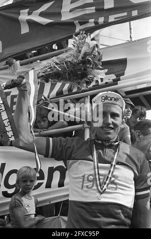 National Championships Cycling Pros on the Road, Ehrung Joop Zoetemelk, 24. Juni 1973, CHAMPIONSHIPS, WIELRENEN, Ehrung, Pros, Niederlande, Foto der Presseagentur des 20. Jahrhunderts, News to Remember, Dokumentarfilm, historische Fotografie 1945-1990, visuelle Geschichten, Menschliche Geschichte des zwanzigsten Jahrhunderts, Momente in der Zeit festzuhalten Stockfoto