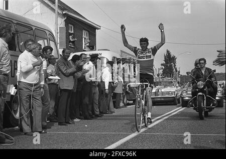 National Championships Radprofis auf der Straße, Joop Zoetemelk überquert als Sieger die Ziellinie, 24. Juni 1973, CHAMPIONSHIPS, WIELRENEN, Gewinner, Niederlande, Foto der Presseagentur des 20. Jahrhunderts, zu erinnerende Nachrichten, Dokumentarfilm, historische Fotografie 1945-1990, visuelle Geschichten, Menschliche Geschichte des zwanzigsten Jahrhunderts, Momente in der Zeit festzuhalten Stockfoto