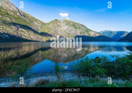 Bergspiegelung im sauberen Wasser des Eid Fjord Stockfoto