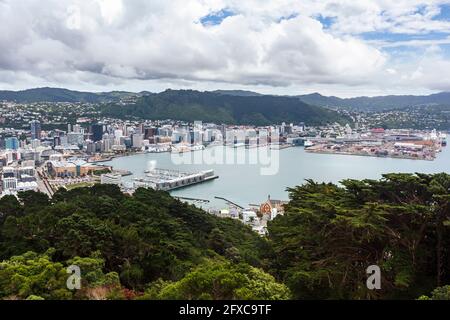 Neuseeland, Wellington Region, Wellington, Wolken über Bucht und Hafen der Küstenstadt Stockfoto