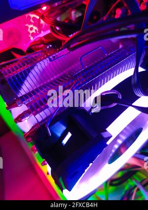 Moderne Computer Luftkühlung mit mehrfarbiger LED-Hintergrundbeleuchtung - Lüfter, Kühlern, Kabel, Boards, close-up. Stockfoto