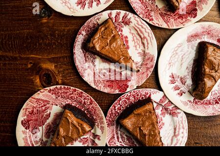 Schokoladen-Kuchen mit Schokolade Zuckerguss Stockfoto