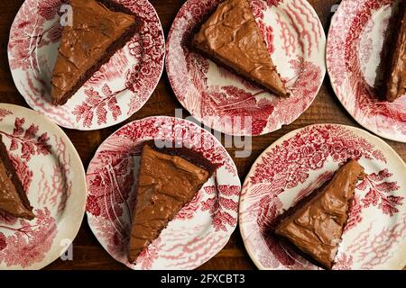 Schokoladen-Kuchen mit Schokolade Zuckerguss Stockfoto