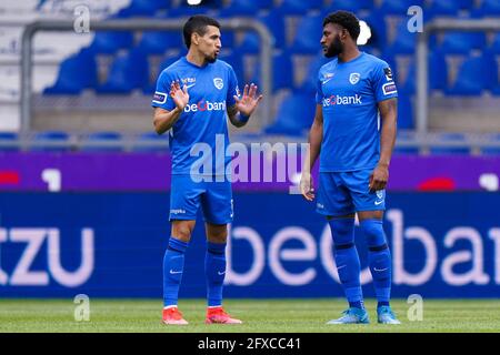 GENK, BELGIEN - MAI 20: Daniel Munoz von KRC Genk und Mark McKenzie von KRC Genk während des Jupiler Pro League-Spiels zwischen KRC Genk und Royal Antwerp Stockfoto