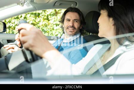 Ein Geschäftspaar spricht im Auto Stockfoto