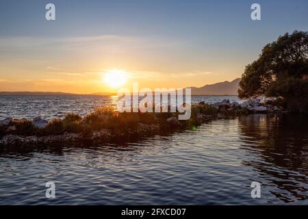 Sonnenuntergang über dem Amvrakikos Wetlands National Park Stockfoto