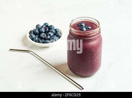 Heidelbeere Smoothie in einem Glas Stockfoto