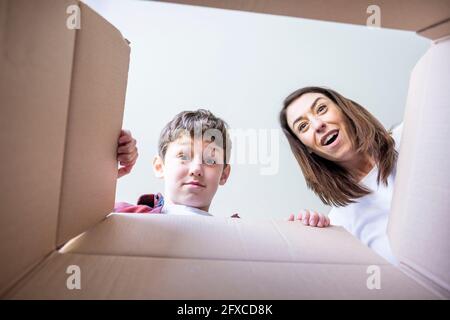 Überraschte Mutter und Sohn beim Blick in die Box Stockfoto