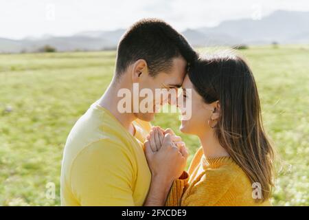 Ein glücklicher Freund und eine Freundin, die gemeinsam ihre Freizeit verbringen Stockfoto