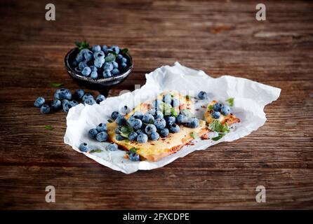 Studioaufnahme von Zitronenmelisse mit Heidelbeeren und Koriander Stockfoto