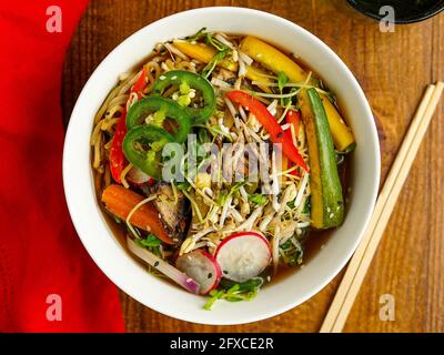 Ramen Schüssel mit frischem Gemüse Stockfoto