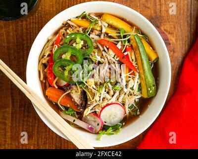 Ramen Schüssel mit frischem Gemüse Stockfoto