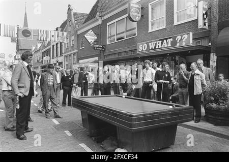 Billard im Freien in den Straßen von Hoorn, 29. Juli 1981, Billard, Niederlande, 20. Jahrhundert Presseagentur Foto, Nachrichten zu erinnern, Dokumentarfilm, historische Fotografie 1945-1990, visuelle Geschichten, Menschliche Geschichte des zwanzigsten Jahrhunderts, Momente in der Zeit festzuhalten Stockfoto