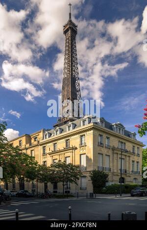 Paris, Frankreich - 10. Mai 2021: Gemütliche Straße mit Blick auf den Eiffelturm in Paris. Der Eiffelturm ist eines der berühmtesten Wahrzeichen der Stadt Stockfoto