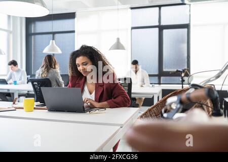 Eine multiethnische Gruppe von Unternehmerinnen und Unternehmerinnen, die im Coworking Office arbeiten Stockfoto